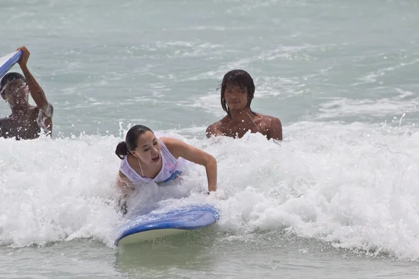 Playa de Kata, Phuket Tailandia - 6 de septiembre: participio no identificado — Foto de Stock