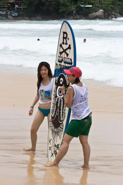 Kata beach phuket thailand - 6 september: oidentifierade andelar — Stockfoto