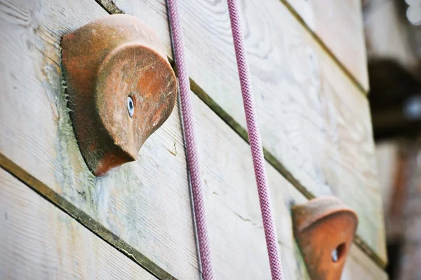 Klimmen muur met kunstmatige grepen — Stockfoto