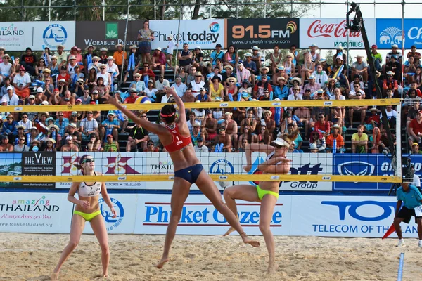 PHUKET, THAILAND NOVEMBER 3: Chen Xue and Xinyi Xia of China celebrate gold medal winners at the SWATCH FIVB World Tour 2013 on November 3, 2011 at Karon Beach in Phuket, Thailand — Stock Photo, Image