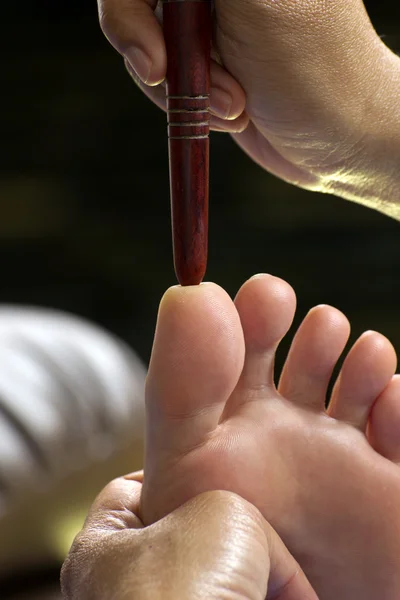 frontal sinüs için ahşap sopa ile ayak Masaj