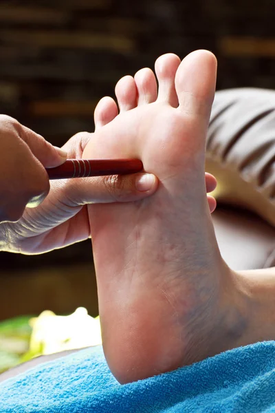 Massaggio ai piedi con bastoncino di legno per ghiandola tiroidea — Foto Stock