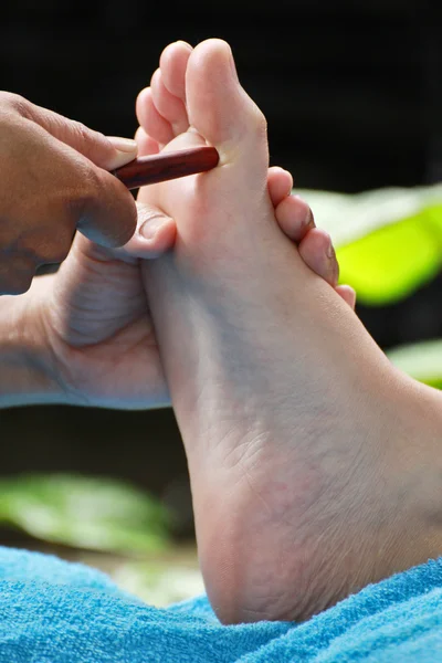 Massaggio ai piedi con bastone di legno per collo — Foto Stock