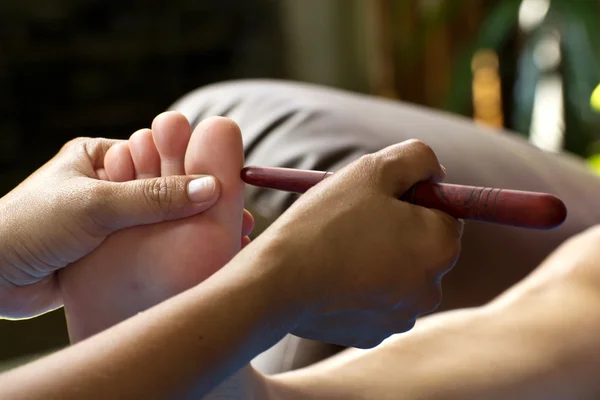 burun için ahşap sopa ile ayak Masaj