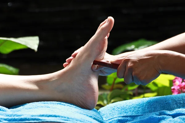 Massaggio ai piedi con bastoncino di legno per lo stomaco — Foto Stock
