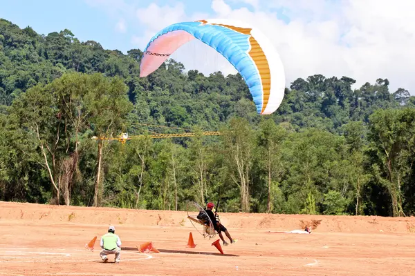 Phuket, Thajsko - 15. listopadu: neznámý závodník — Stock fotografie