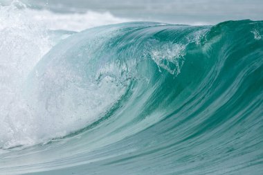 kristal berrak su Andaman dalgası