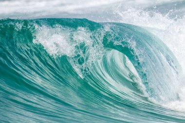 kristal berrak su Andaman dalgası