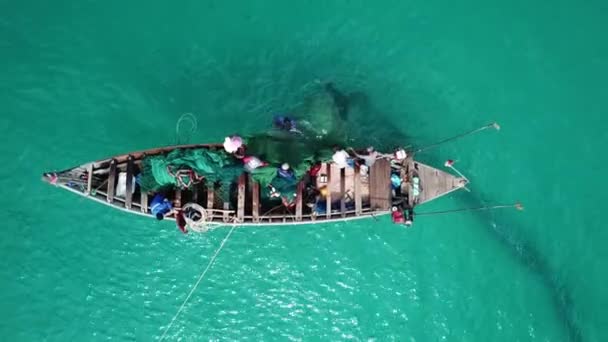 Lokale Vissers Leggen Netten Voor Kleine Garnalen Baai Het Moessonseizoen — Stockvideo