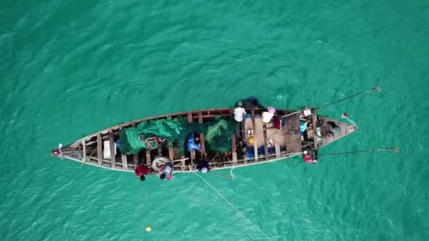 Pescatori Locali Depongono Reti Piccoli Gamberetti Nella Baia Dopo Stagione — Video Stock