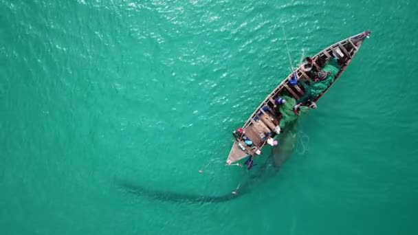 季风季节过后 当地渔民在海湾里放网捕小虾 — 图库视频影像