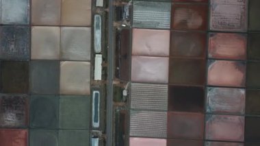 Tayland 'ın orta kesimindeki tuz tarlası ya da tuz buharlaştırma gölü üzerinde insansız hava aracı görüntüleri..