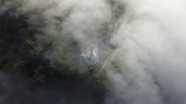 Luchtfoto Vroege Ochtend Mist Geleidelijk Bewegen Een Witte Pagode Top — Stockvideo