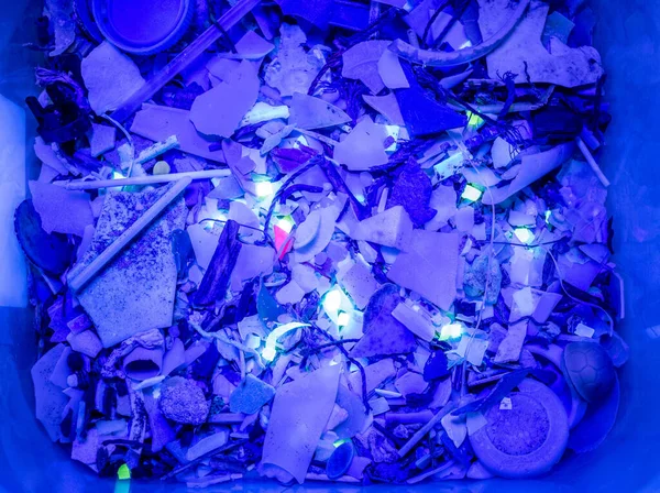 Mikroplastikmüll Glüht Unter Licht — Stockfoto