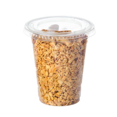 Beyaz arka planda fındıklı granola müsli.