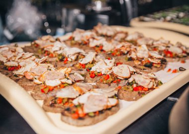 nefis iştah açıcı bruschetalar et, dolmalık biber ve zeytinlerle