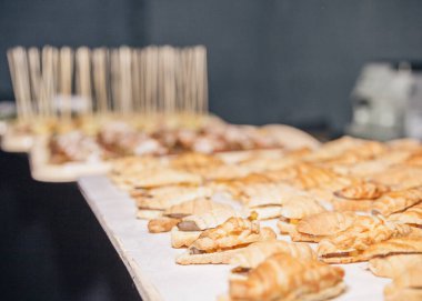 Pastayla doldurulmuş lezzetli kruvasanlar.