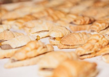 Pastayla doldurulmuş lezzetli kruvasanlar.