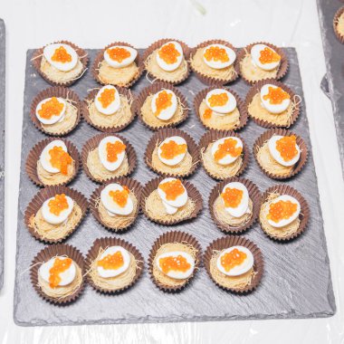 Bıldırcın yumurtası ve havyarlı lezzetli kanepeler.