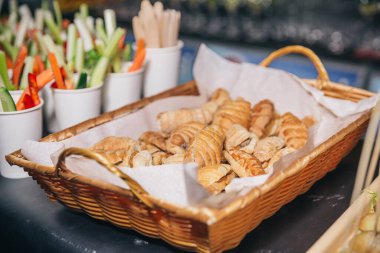 Pastayla doldurulmuş lezzetli kruvasanlar.