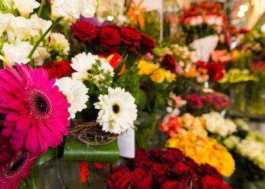 Ukrayna 'da bir çiçekçinin güzel, parlak iç mekanı. Profesyonel çiçekçiler tarafından toplanan buketler.