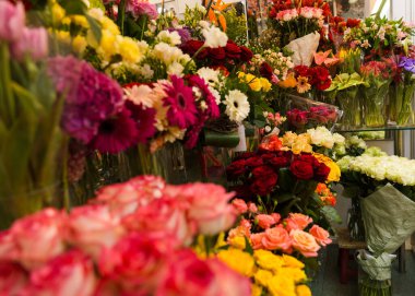 Ukrayna 'da bir çiçekçinin güzel, parlak iç mekanı. Profesyonel çiçekçiler tarafından toplanan buketler.