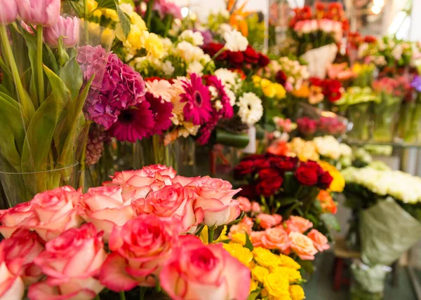 Hermoso Ramo Brillante Rosas Frescas Flor Para Regalo Recogido Por —  Fotos de Stock