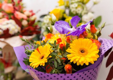 Deneyimli bir çiçekçi tarafından toplanan bir hediye için güzel, parlak bir buket taze gerbera.