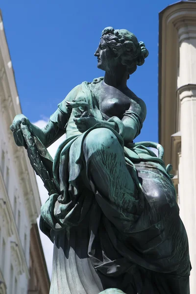 Donner Estatua fuente de una mujer —  Fotos de Stock