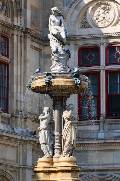 A fonte da Ópera Estatal de Viena — Fotografia de Stock