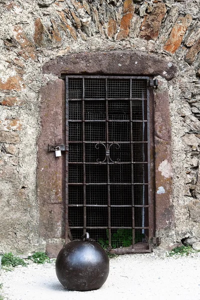 Ingresso al castello per una porta a traliccio — Foto Stock