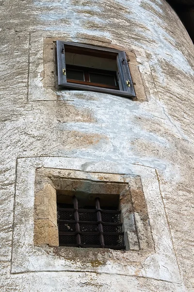 Die Fenster im Turm der Burg — Stockfoto