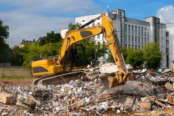 Excavadora analiza basura — Foto de Stock