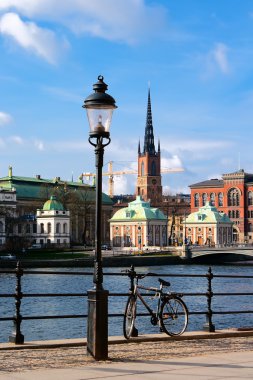bir el feneri ve bir bisiklet ile peyzaj