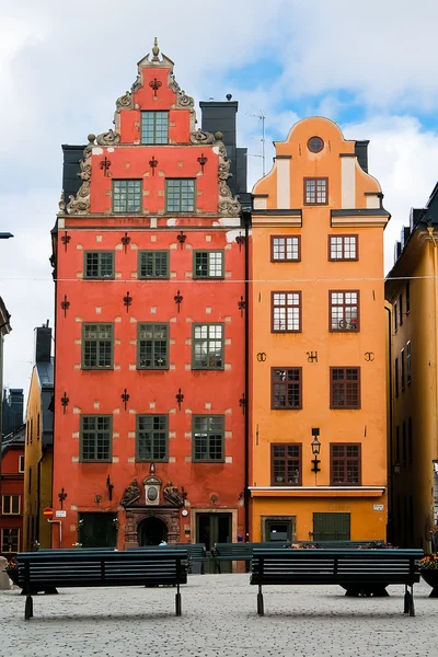 Duas casas antigas na antiga praça do mercado em Estocolmo — Fotografia de Stock