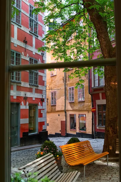 Blick aus dem Fenster des Cafés auf einen kleinen Innenhof — Stockfoto
