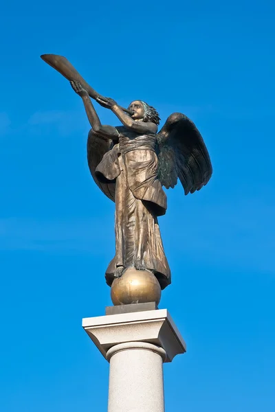 Bronzen sculptuur van een engel — Stockfoto