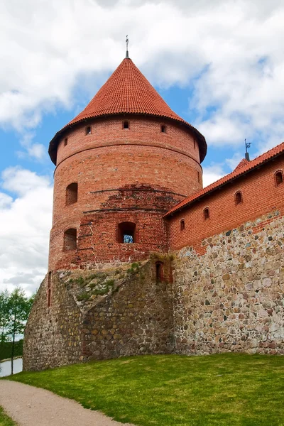 Cihlová věž hradu trakai — Stock fotografie