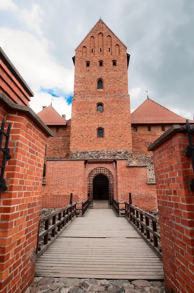 Entrada para o antigo castelo de tijolos em Trakai — Fotografia de Stock