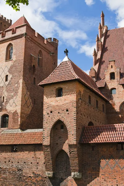 Unul dintre turnurile Castelului Mijlociu Malbork cu statuie de bufniță — Fotografie, imagine de stoc