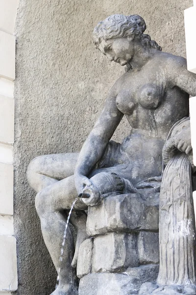 Sculpture fontaine sous la forme d'une belle fille, versant la mer — Photo