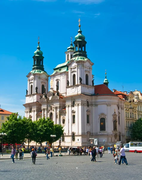 Catedral de San Nicolás en la Plaza de la Ciudad Vieja de Praga —  Fotos de Stock