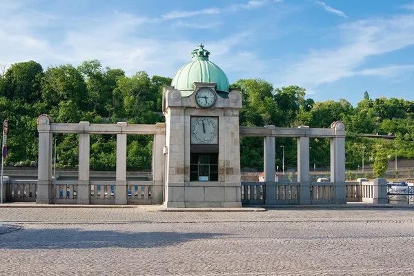 Gebäude für den Verkauf von Tickets auf der Anklagebank — Stockfoto