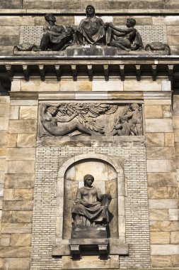 Cephe heykelleri ile parçası