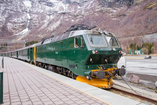 The train at the platform — Stock Photo, Image