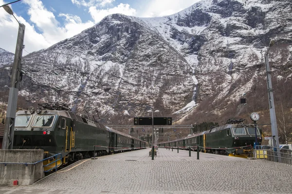 Plataforma con dos trenes —  Fotos de Stock