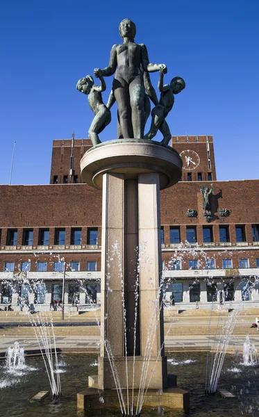 Escultura uma mulher segura uma criança pelos braços. Oslo. Noruega . — Fotografia de Stock