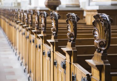 Antik bir tapınak içinde banklar