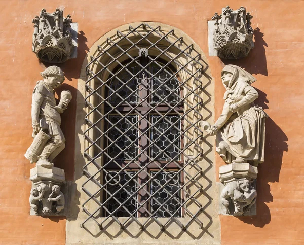 Skulpturen am Fenster des Rathauses. Breslau. Polen — Stockfoto