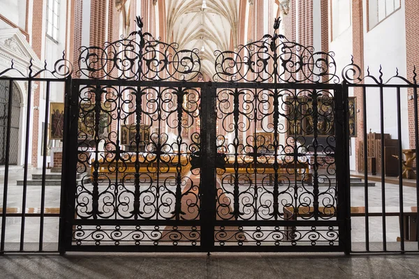 Snidade dörren i kyrkan — Stockfoto